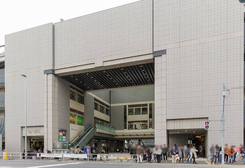 最寄りは「日吉」駅（徒歩30分・バス11分）。東急東横線・目黒線・新横浜線、横浜市営地下鉄グリーンラインの4路線を利用可能で、「横浜」「渋谷」「池袋」といったターミナル駅まで乗り換えなしでアクセスできます。駅には直結の「東急百貨店日吉店」があり食品から本、衣類まで必要なものはここで揃いそうです。