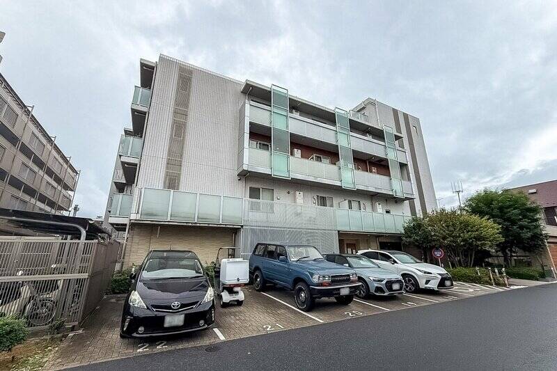 東急大井町線「尾山台」駅から多摩川方面へ歩くこと17分。閑静な住宅街の一角に、今回ご紹介するマンションが建っています。