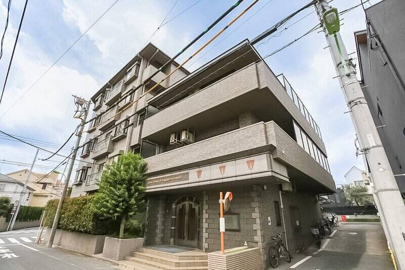 こちらは大規模修繕工事前に撮影したもの。タイル張りの外観が印象的な、総戸数22戸のマンションです。