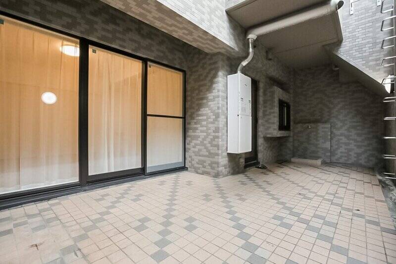 足場がないときの様子も参考にどうぞ。ご覧のように本来はもう少し光が届きそうです。