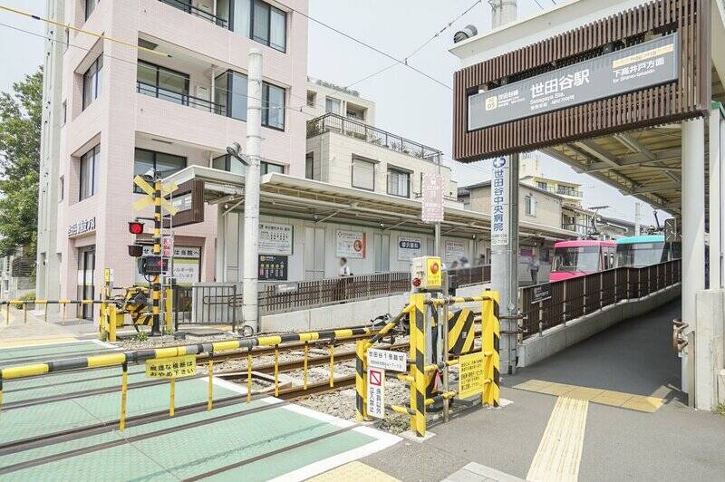 最寄りは東急世田谷線「世田谷」駅（徒歩10分）。路面電車が走る、ほっこりとした雰囲気のエリアです。また、14分ほど歩きますが、東急田園都市線「駒沢大学」駅も利用可能◎