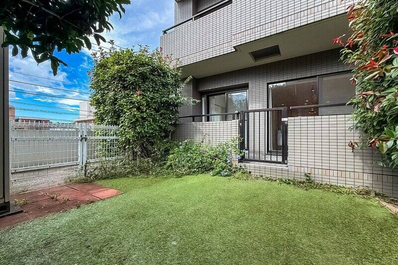 植栽に囲まれており、晴れた日はこちらでのんびり過ごせそう〜！