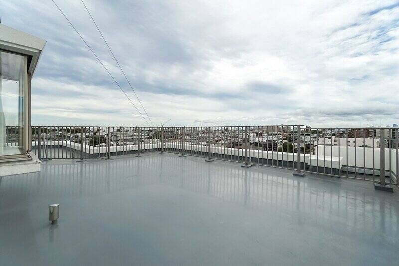 こちらは東側（洋室側）に広がるルーフバルコニー。周囲に背の高い建物は見当たらず、大空を独り占めできちゃう気分です。視線が気にならなさそうなのもGOODですね◎