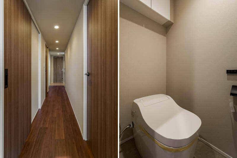 <b>左・</b>LDKを背にして玄関方向を見たカット。各部屋に天井までの高さのドアが採用されているので、廊下の見た目がすっきりと端正に仕上がっています。／<b>右・</b>トイレは至ってシンプルな設えです。