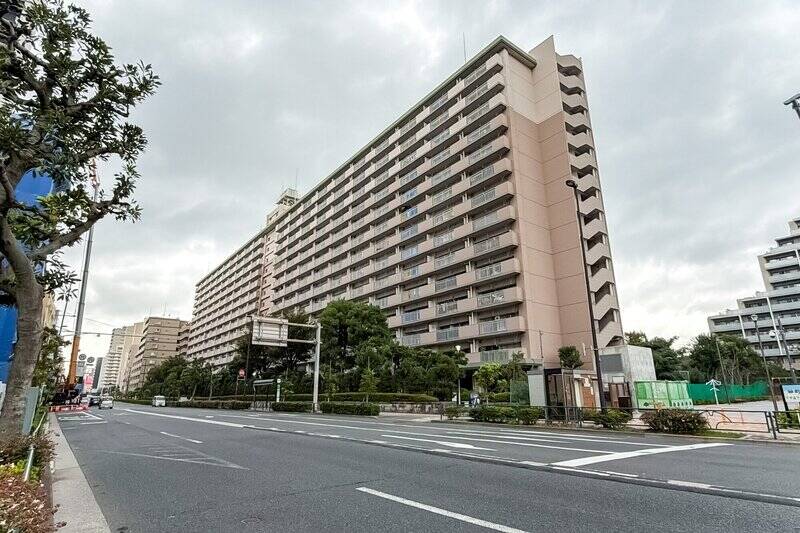 最寄りの東京メトロ東西線「南砂町」駅から徒歩9分。総戸数260戸の大規模マンションの一室をご紹介します。存在感があり、立派な佇まいですね。