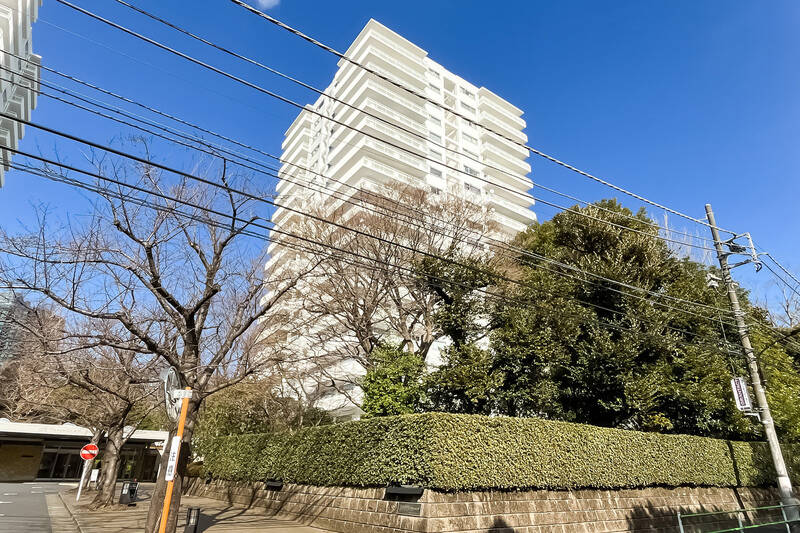 “港区三田エリア” の閑静な住宅街に佇む、植栽に囲まれたマンション。1971年竣工で、<b>日本初の高層タワーマンション</b>として知られる、歴史ある建物です。<b>現行の耐震基準を満たしており</b>、築年数を重ねた今も、安心して暮らせる要素が備わっています。<p><br></p><p>■ 総戸数:147戸 ■ 設備:オートロック</p><p>■ 管理員:月曜日〜土曜日・8:30〜17:30勤務</p><p>■ 共用施設:コンシェルジュカウンター/ウェルカムラウンジ/各階ゴミ置き場/無料洗車場等</p><p>■ 修繕履歴:大規模修繕工事(2023年)/エントランスオートロック導入工事(2021年)他</p>