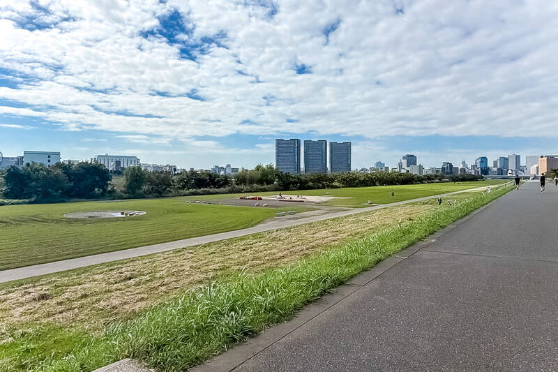 穏やかな雰囲気が漂う「多摩川河川敷」が身近に。春には満開の桜を楽しむこともできそうですよ！ 今回ご紹介するのは、ここから徒歩3分の場所に立地するマンションです。