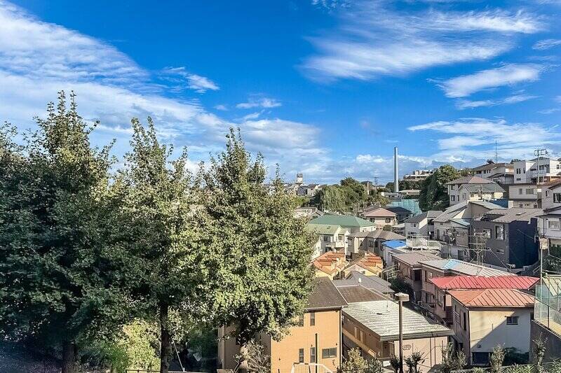 正面には穏やかな住宅街が広がっています。グリーンビューも相まって、のんびりとした気分になれそう。