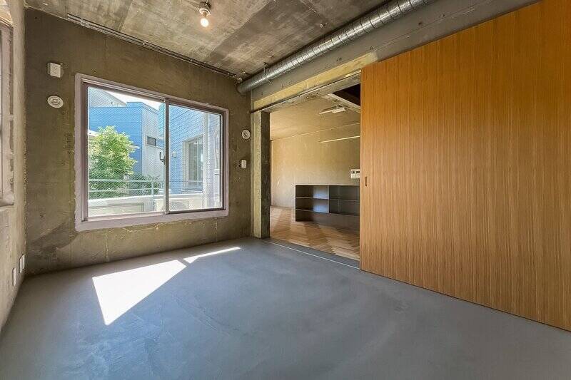 木調の大きな建具が、海外の住まいを思わせるスケール感。南西向きの窓の先にはバルコニーが備わっています。
