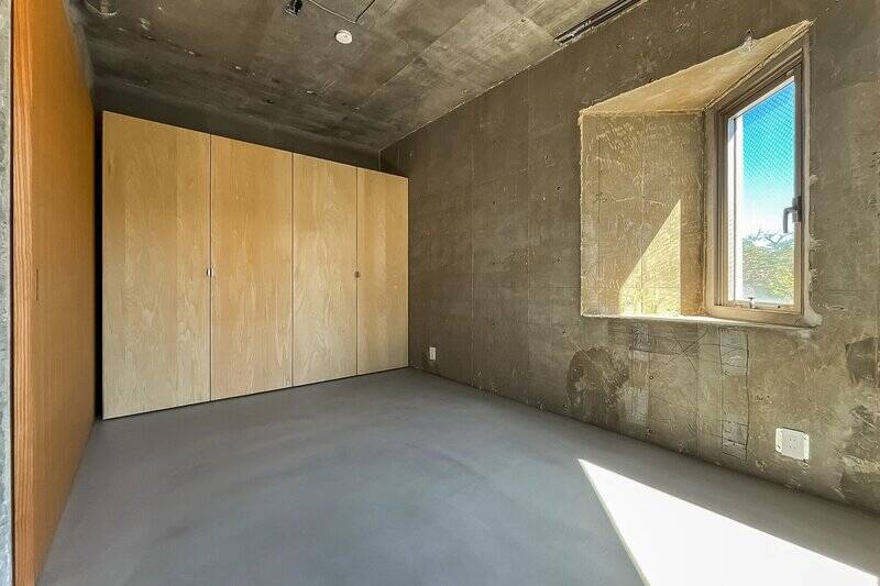 壁一面分の収納付き。