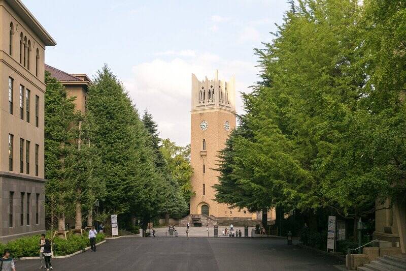 緑豊かな「早稲田大学 戸山キャンパス」(徒歩5分)。街には学生街らしい活気があり、駅周辺には味わい深い古書店や飲食店が点在しています。
