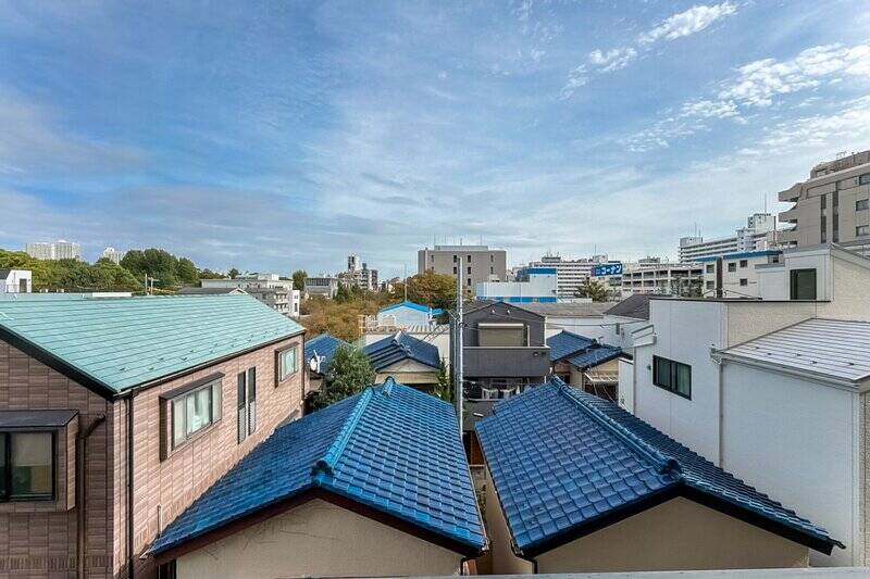高すぎず、低すぎず。眼下に広がる戸建てから頭ひとつ抜けた高さです。視線の先には空が広がり、のびやかな眺めを楽しめます。
