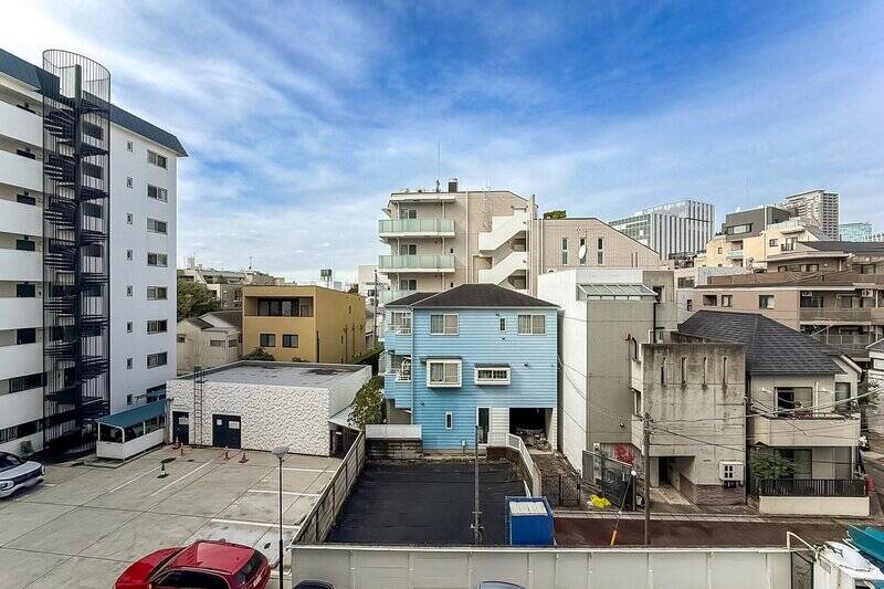 周囲には背の高い建物が少なく、都心にありながら広々とした青空が気持ちよく広がっています。
