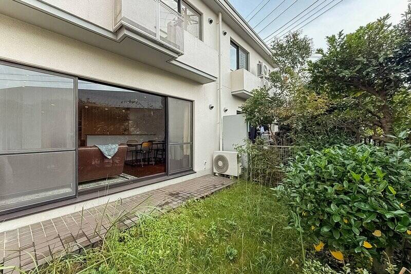 緑豊かなバックヤード。お家にいながら、このような屋外空間まで楽しめるのはなんとも魅力的ですね。植栽が周囲からの視線を和らげてくれるので、気兼ねなく外の空気を感じながら過ごせそうです。