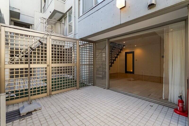 LDKとテラスの間に段差は無いため、こうして見るとひと繋がりの空間みたいです。左手のゲートは住戸側に鍵があり、開けると共用部〜サブエントランスにアクセスすることができます。