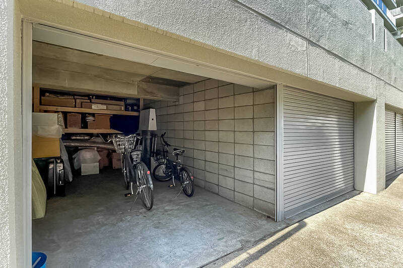 駐車場の所有権が付いており、なんと<b>無料で専用ガレージを利用</b>できます……! <b>シャッター付き</b>でセキュリティ面も安心◎ 車だけでなく、自転車やバイク、アウトドア用品なども置ける便利なスペースです。