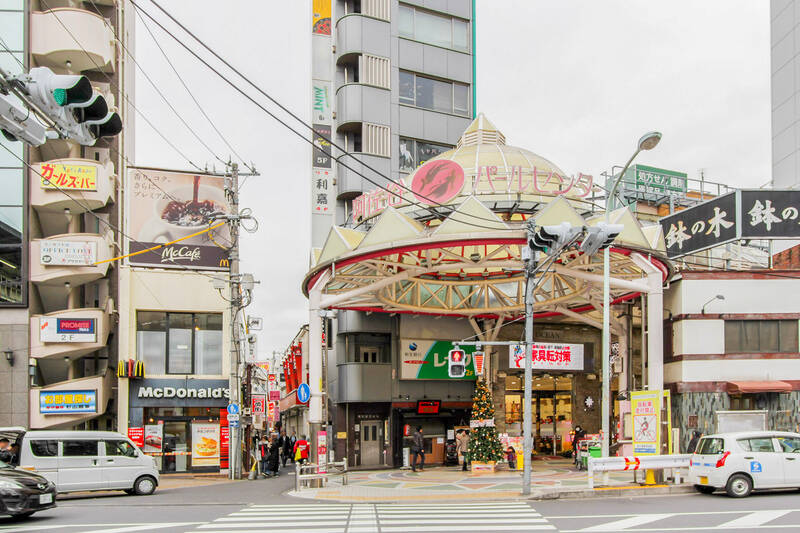物件から南へ向かうと、JR中央線・総武線「阿佐ケ谷」駅も利用可能。徒歩20分の距離ですが、自転車なら約6分、最寄りのバス停「白鷺一丁目」からは乗車約7分でアクセスできます。<p><br></p><p>◼︎ 阿佐谷パールセンター商店街(徒歩22分・自転車で約6分)</p>