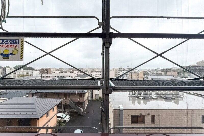 正面には戸建てなどが並ぶ低層住宅街が広がっています。大規模修繕工事に伴う足場が架かっていましたが、工事完了後はすっきりと抜けた青空を望めそうです。
