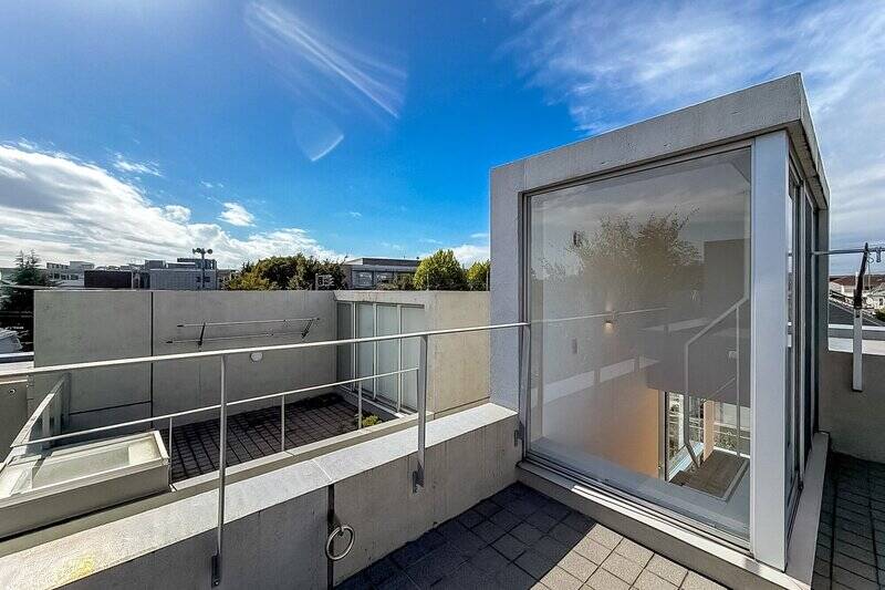 抜けるような青空をご堪能ください。低層住居専用地域なので、視線を大きく遮るような建物はありません。