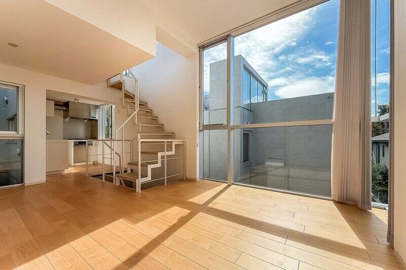 地下1階から地上2階まで連なる、立体的な間取り。マンションの共用部から住戸の細部に至るまで、随所に感じられるデザインのこだわりに心惹かれます。